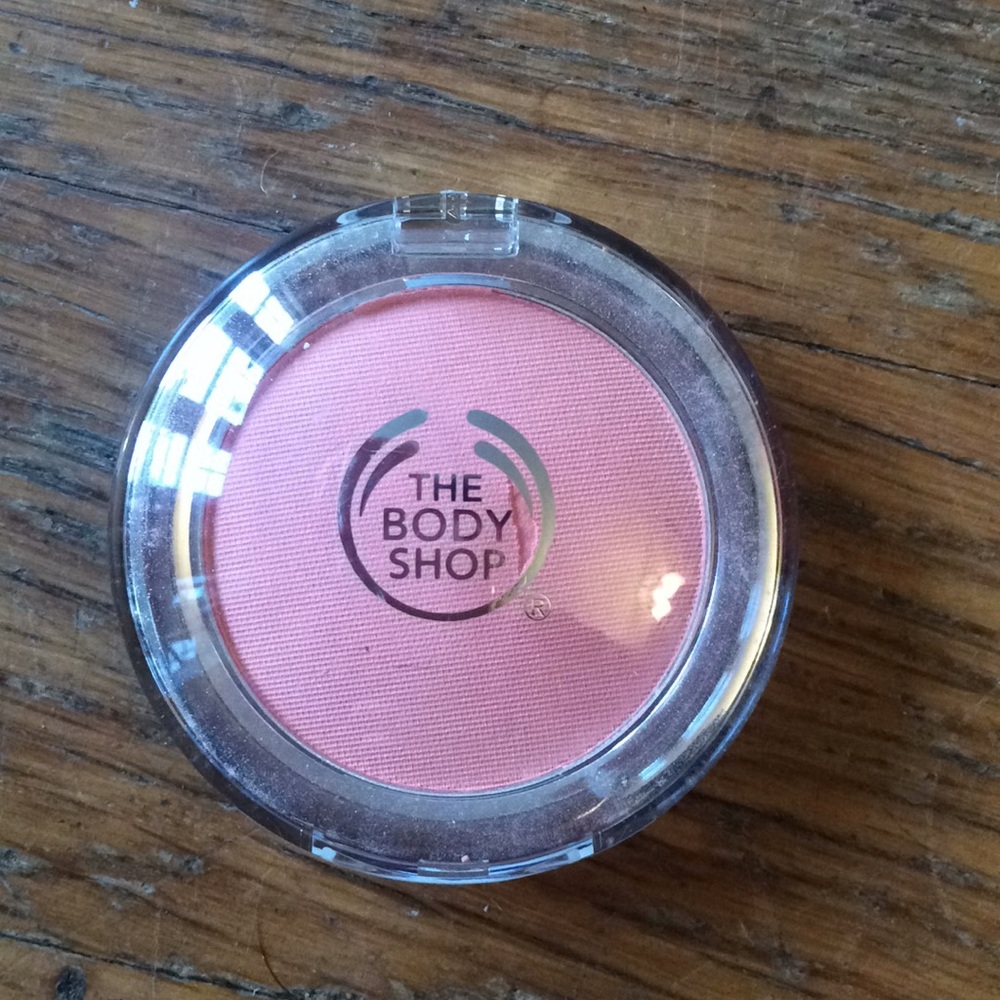 The Body Shop cheek color in Macaroon